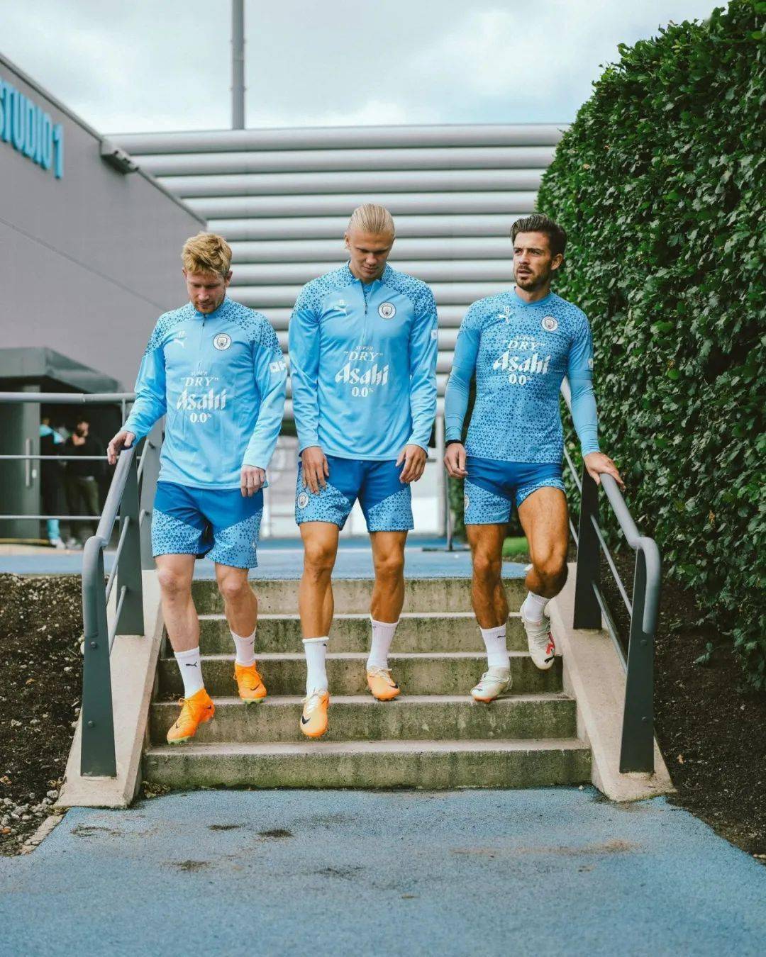 从曼城围绕社区盾迎来里程碑到皇家社会围绕意大利杯更衣室发声,上海海港刷新队史纪录的简单介绍kaiyun