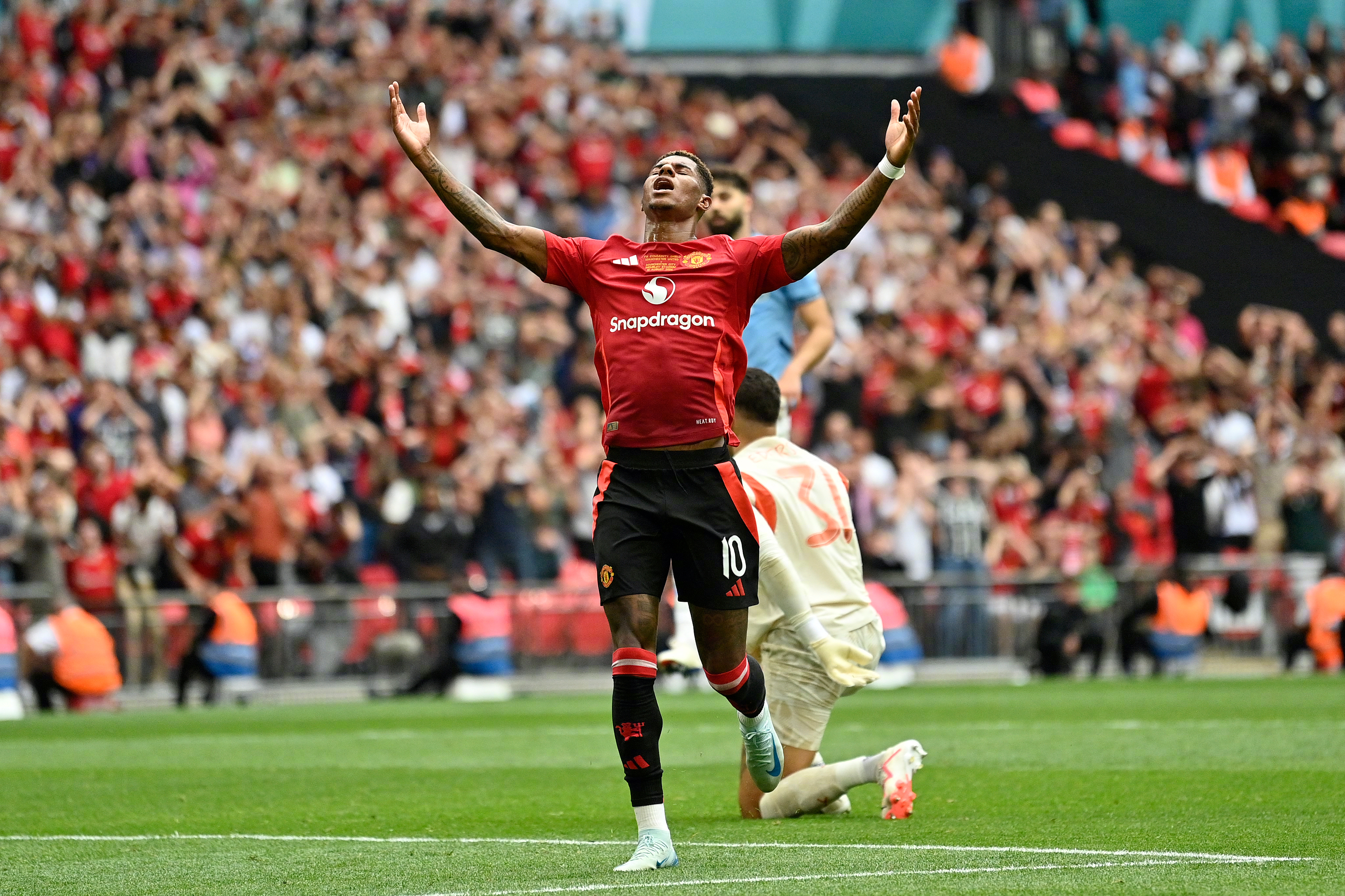 从曼城围绕社区盾迎来里程碑到皇家社会围绕意大利杯更衣室发声,上海海港刷新队史纪录的简单介绍kaiyun